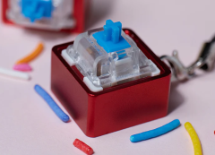 CHAVEIRO ZOMO VERMELHO COM SWINTCH MECANICO AZUL
