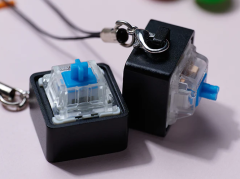 CHAVEIRO ZOMO PRETO COM SWINTCH MECANICO AZUL
